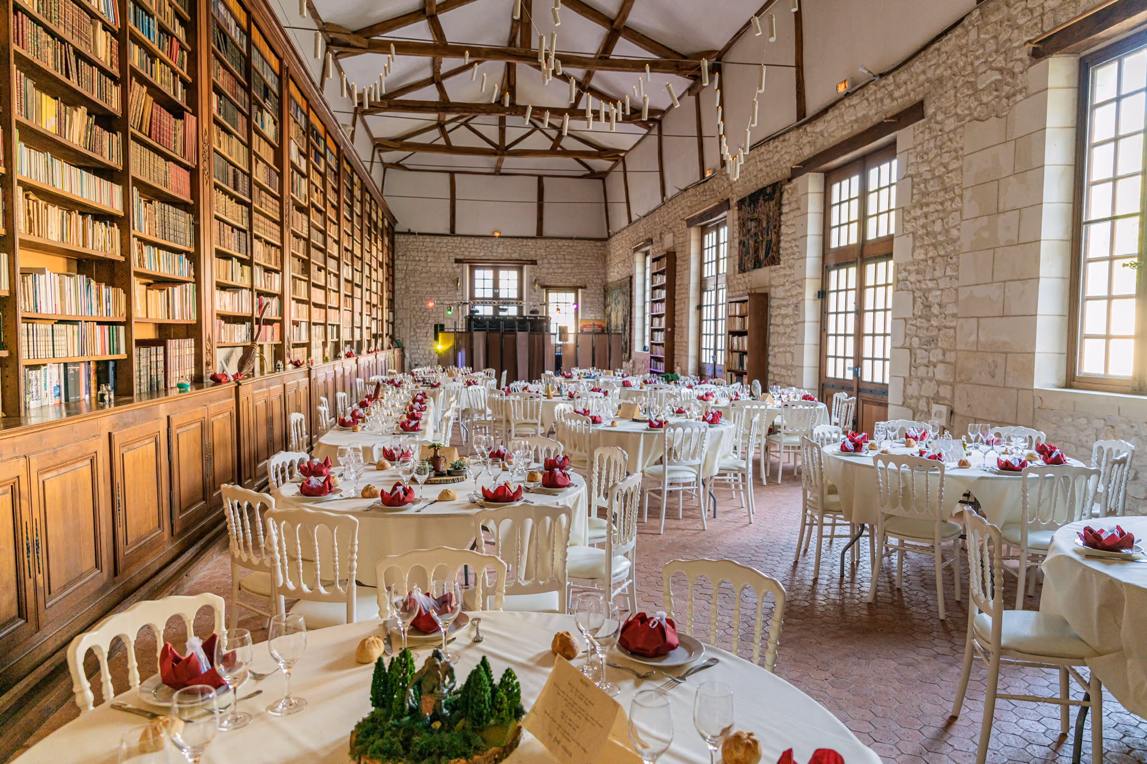 La salle de réception dressée pour un dîner sous les rayonnages de la bibliothèque