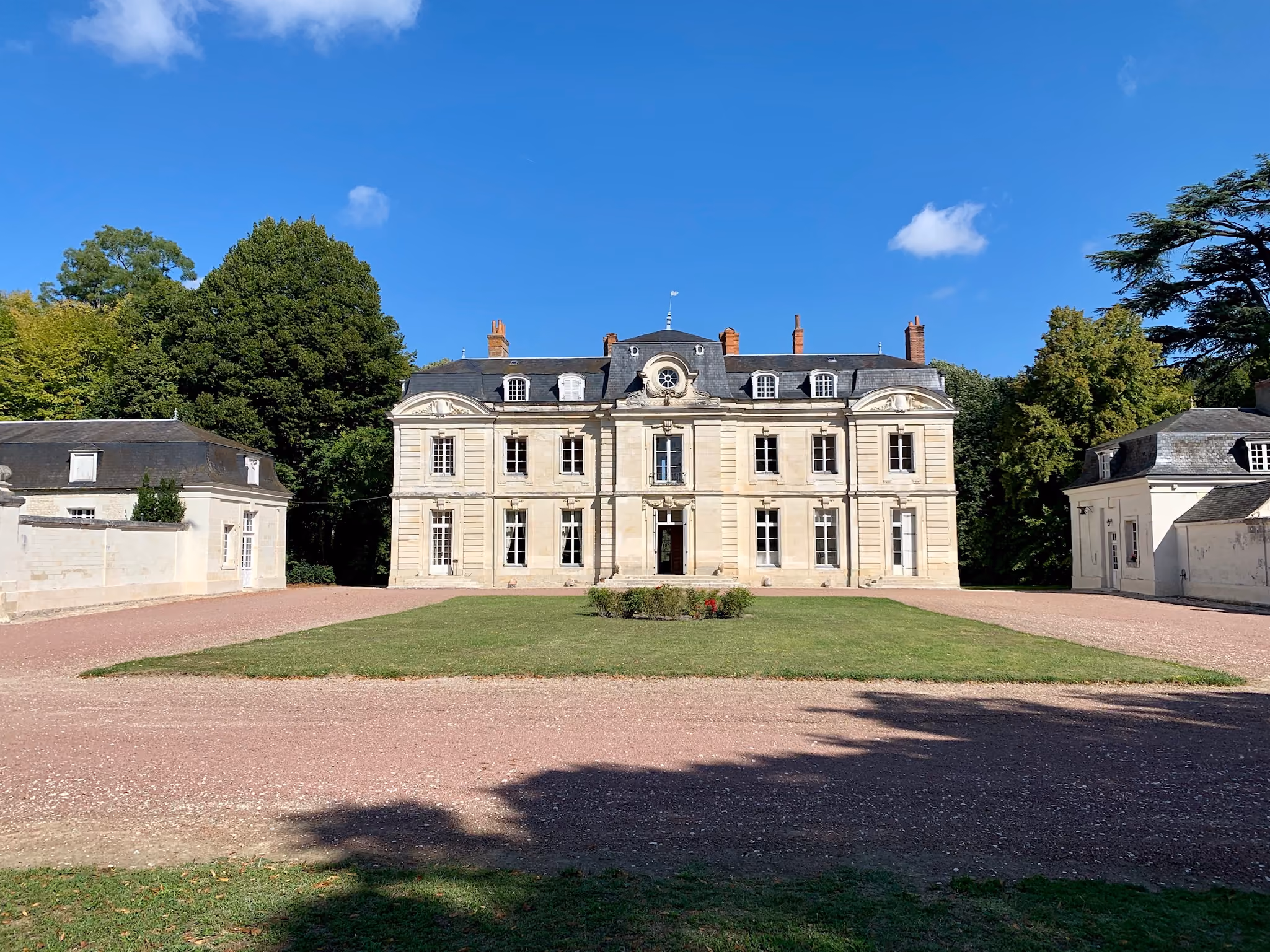La façade du château en pierre de taille vue de face depuis la cour d’honneur